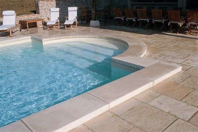 piscine en pierres de bourgogne