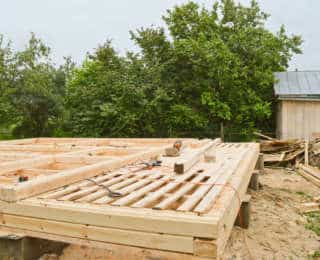 Poser une terrasse en bois sur lambourde à moindre coût